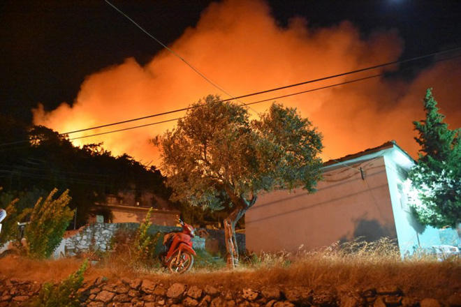 На западе Турции продолжаются лесные пожары