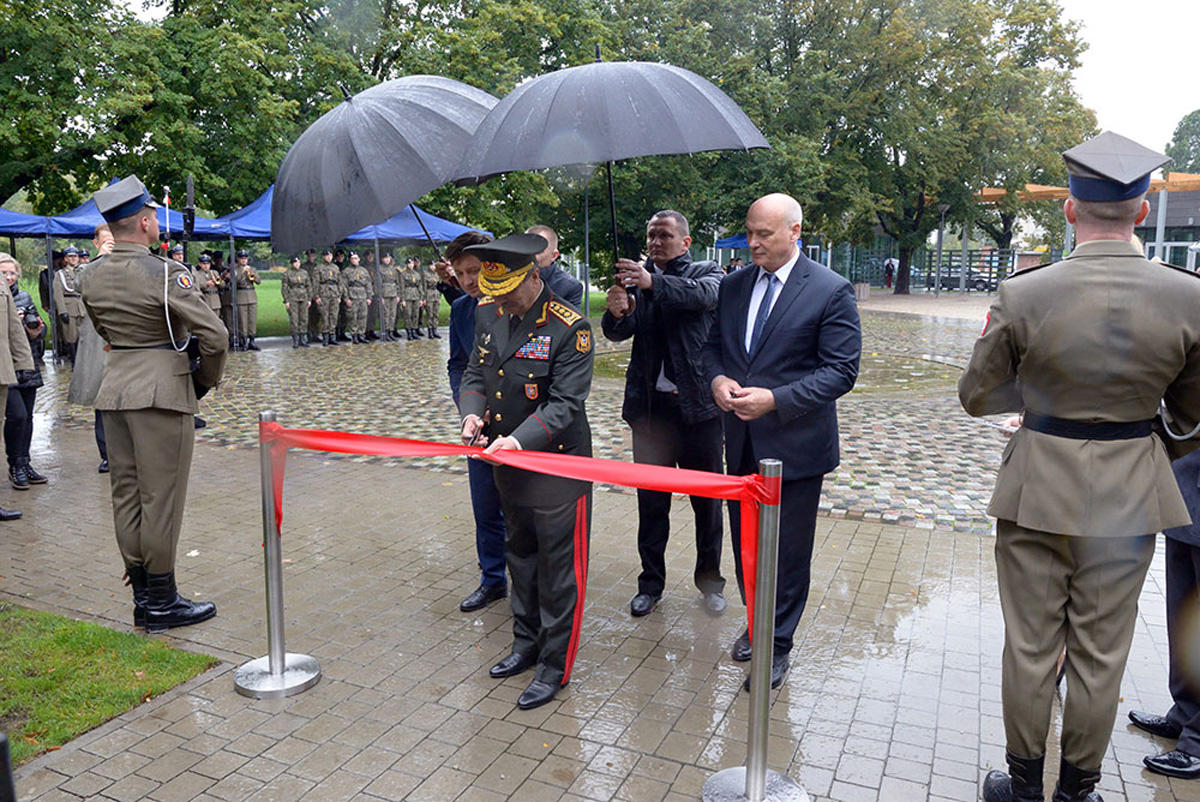 Министр обороны Азербайджана принял участие в открытии в Варшаве монумента в память об азербайджанских военных деятелях (ФОТО)