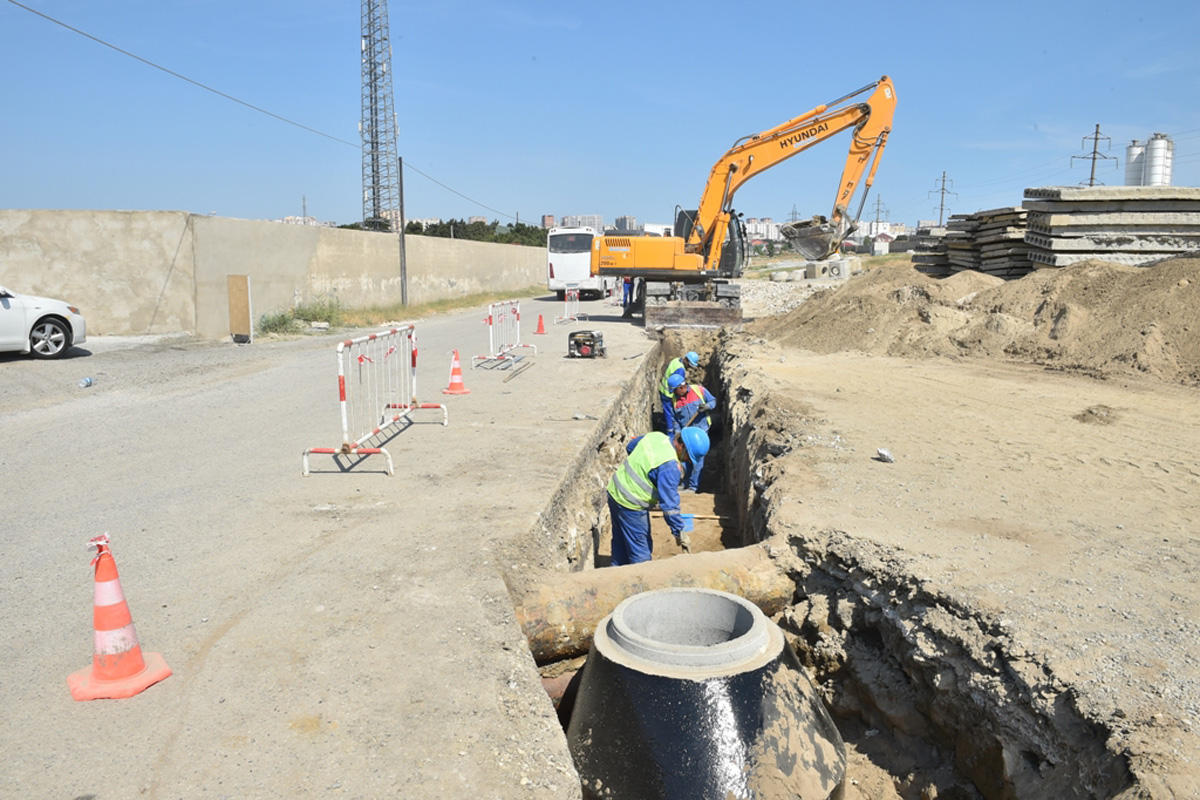 В Баку осуществлены работы в рамках строительства канализационных коллекторов (ФОТО)