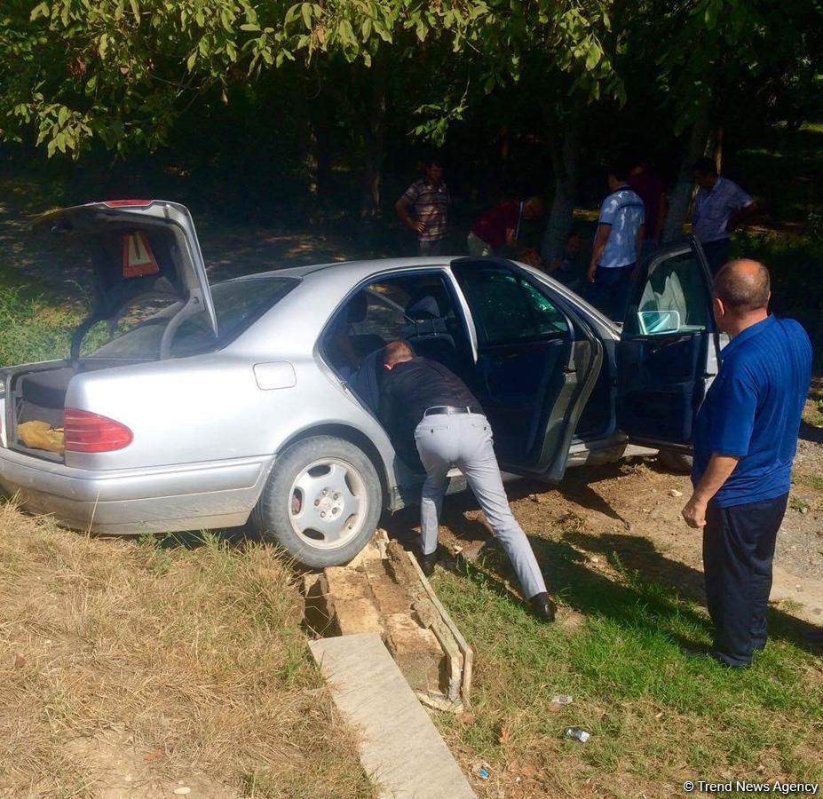 Quzanlıda "Mercedes" bulağa çırpıldı: yaralı var (FOTO)