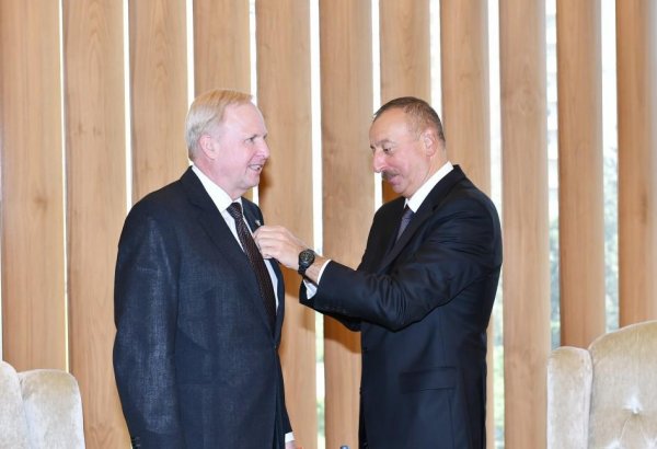 Ilham Aliyev awards BP CEO Robert Dudley with Dostlug Order (PHOTO)
