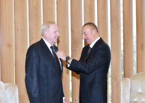 Главный исполнительный директор BP Роберт Дадли награжден орденом "Достлуг" (ФОТО)