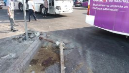 В Баку автобус въехал в остановку, есть пострадавшая (ФОТО)