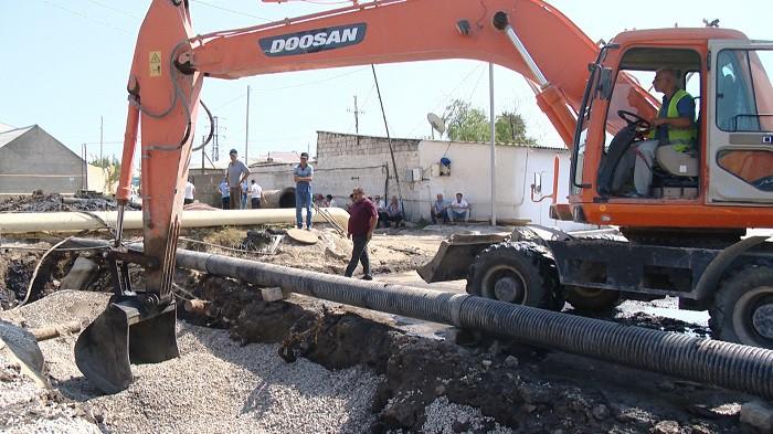 Binəqədi şosesində yağış kanalizasiya sistemi yenidən qurulur (FOTO/VİDEO)