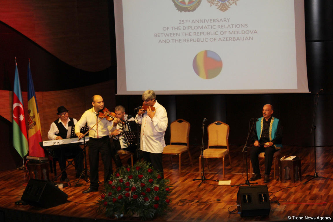 Удивительная этническая музыка азербайджанцев и молдаван (ФОТО)