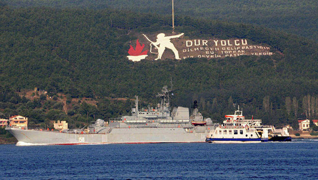Dardanel boğazında gəmilər dayandı - Yanğına görə (VİDEO)