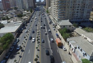 На одной из улиц Баку проведены работы по расширению автодороги