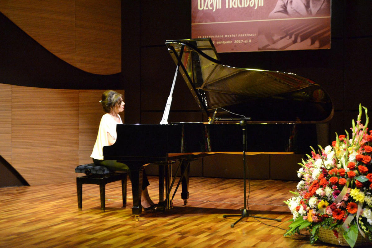 Элисо Болквадзе очаровала бакинцев музыкой во имя мира (ФОТО)