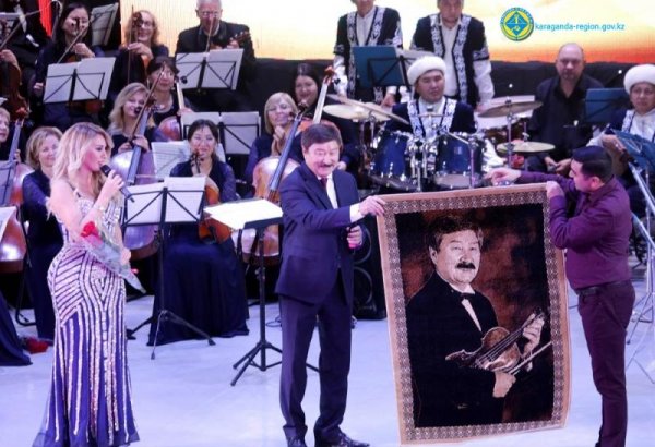 Азербайджанская певица подарила генсеку ТЮРКСОЙ ковер с его изображением (ФОТО)