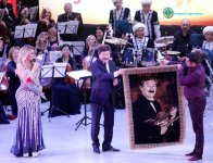 Азербайджанская певица подарила генсеку ТЮРКСОЙ ковер с его изображением (ФОТО)