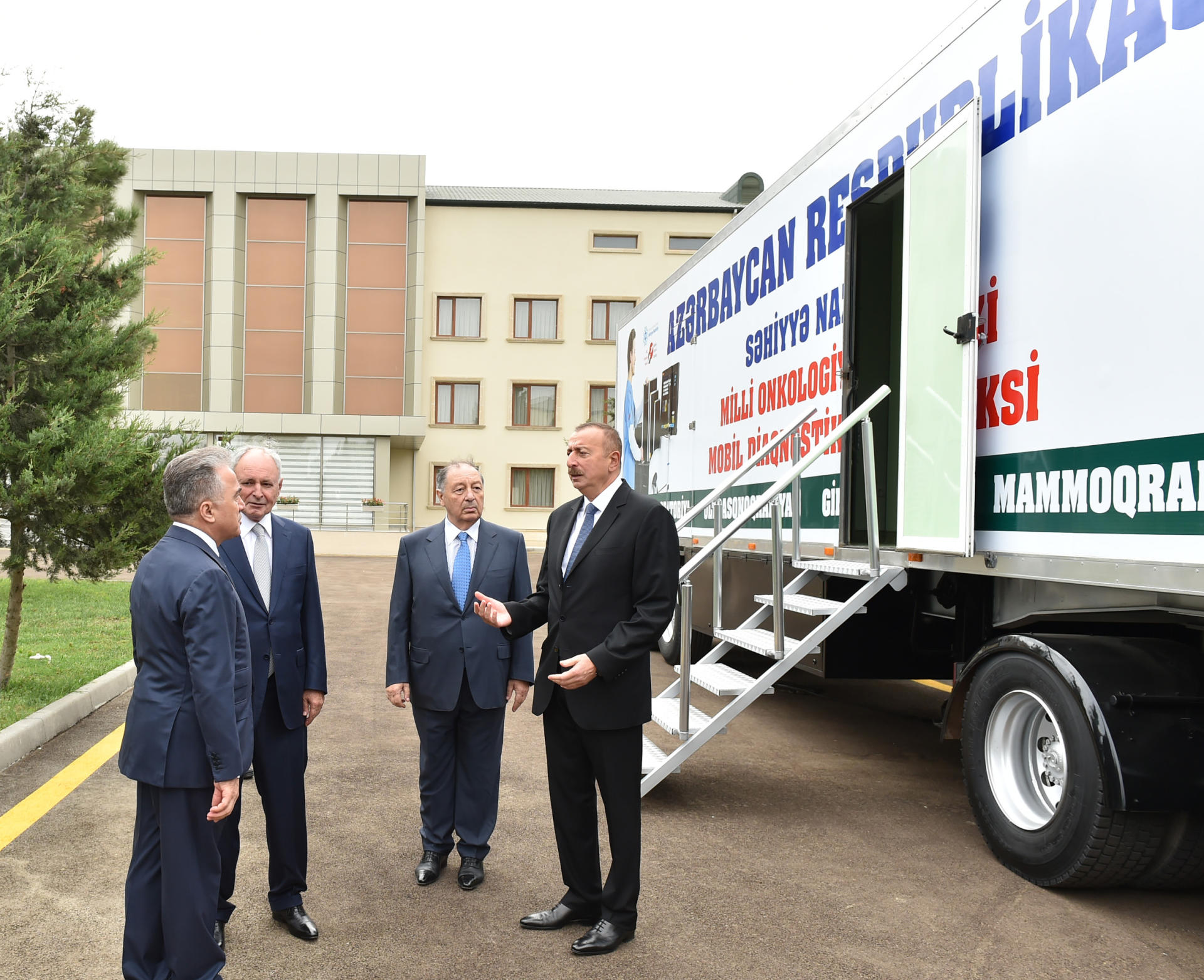 Президент Ильхам Алиев ознакомился с условиями в центральной районной больнице Нефтчалы после реконструкции (ФОТО)