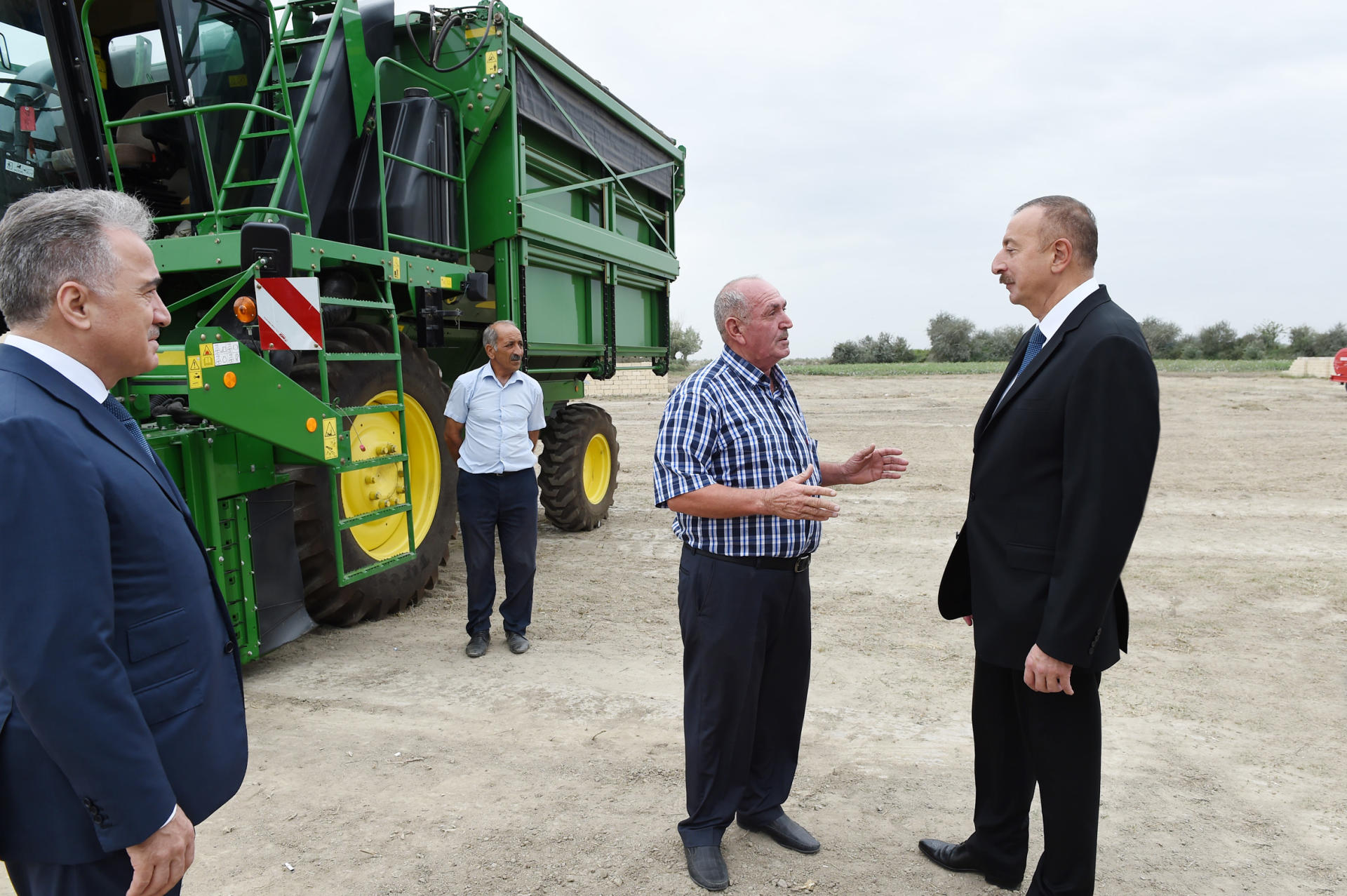 Prezident İlham Əliyev Neftçala rayonunda pambıq sahəsi ilə tanış olub (FOTO)
