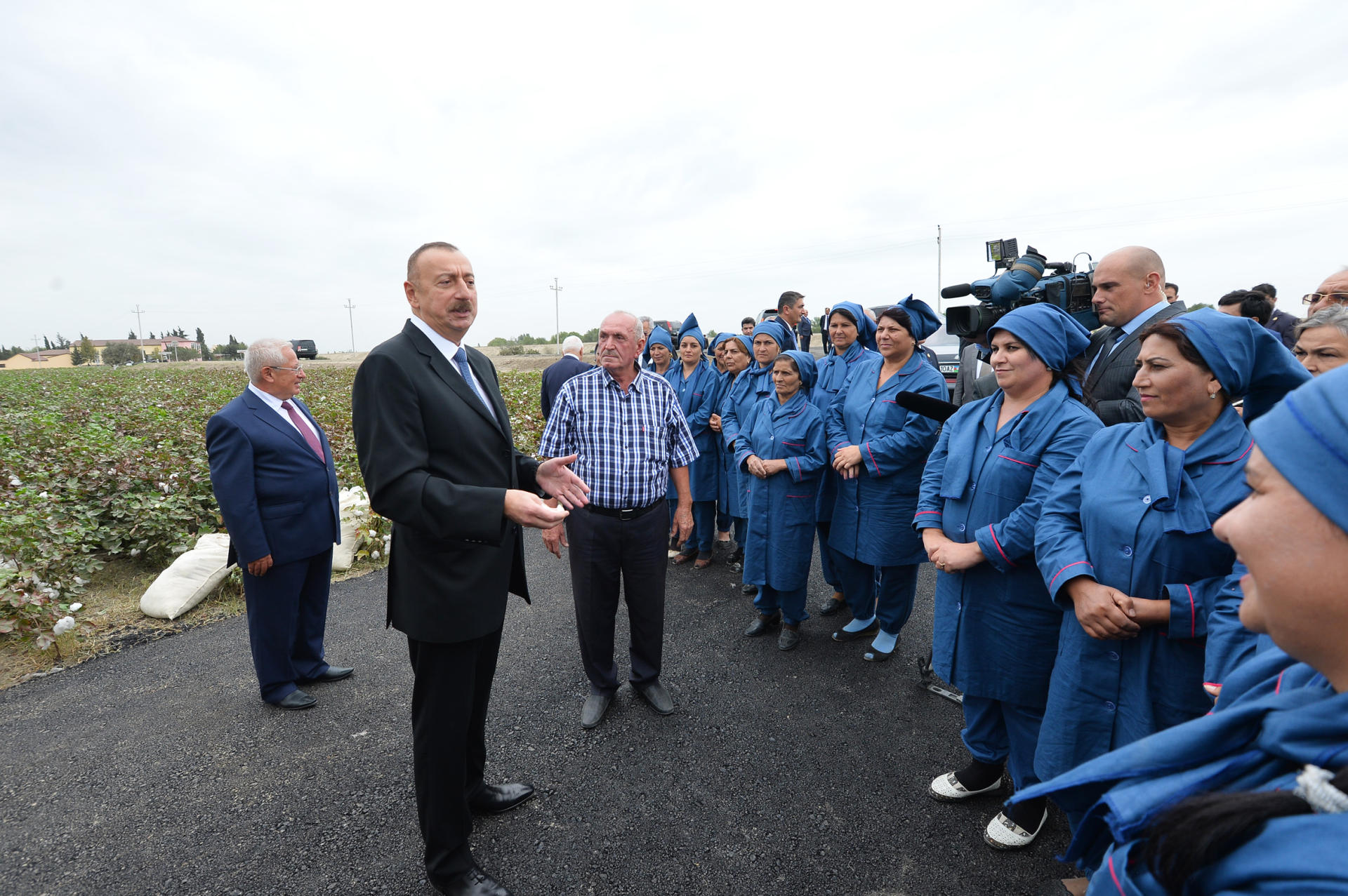 Prezident İlham Əliyev Neftçala rayonunda pambıq sahəsi ilə tanış olub (FOTO)