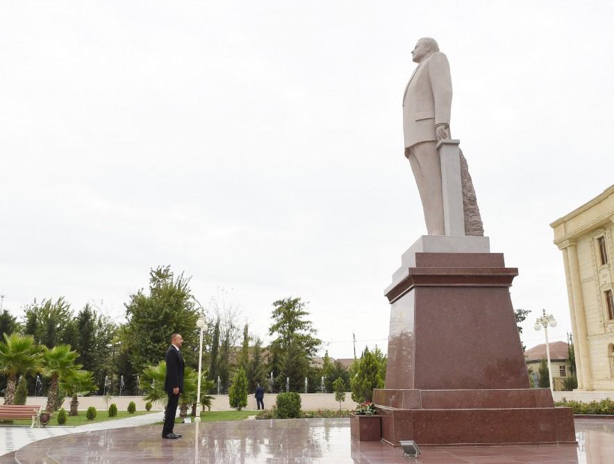 President Aliyev arrives in Salyan district for visit