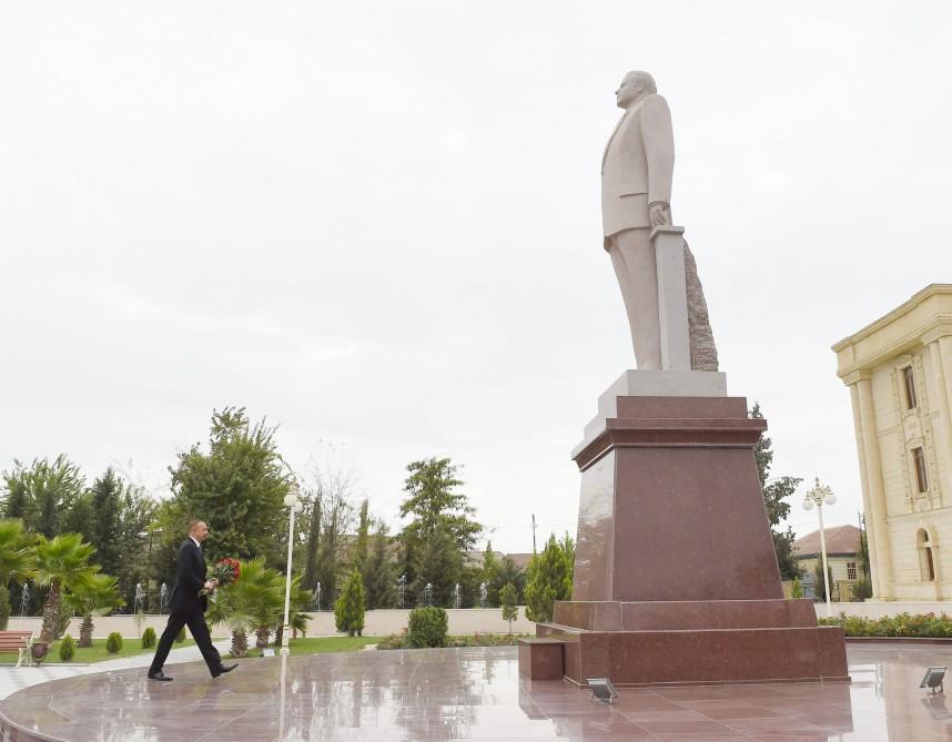 President Aliyev arrives in Salyan district for visit