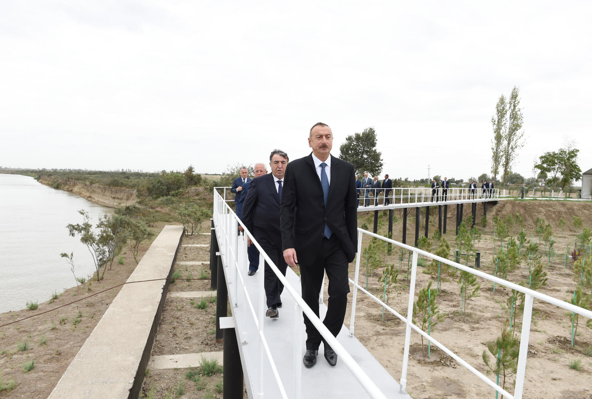 Президент Ильхам Алиев принял участие в церемонии подачи оросительной воды посевным площадям Нефтчалинского района (ФОТО)