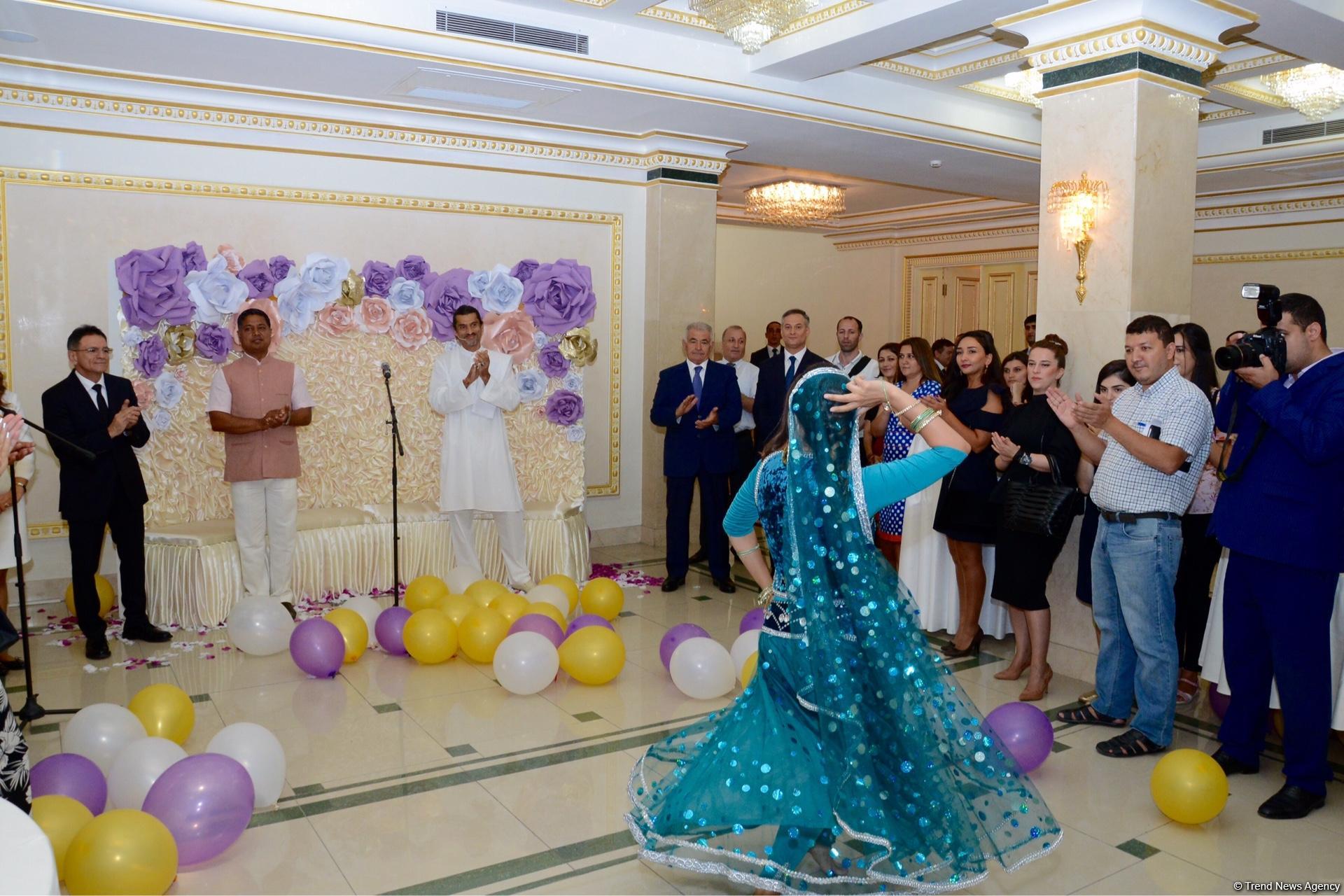 В Баку открылась "Школа классической йоги" (ФОТО)