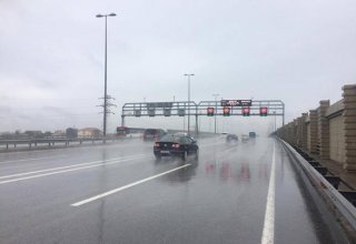 На основных дорогах Баку снижена допустимая скорость движения
