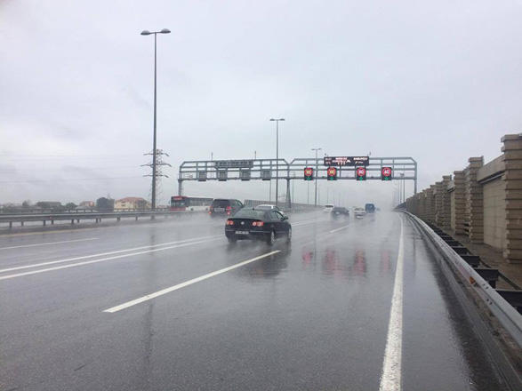 В связи с дождливой погодой скорость движения автомобилей в Баку снижена на 20 км/ч