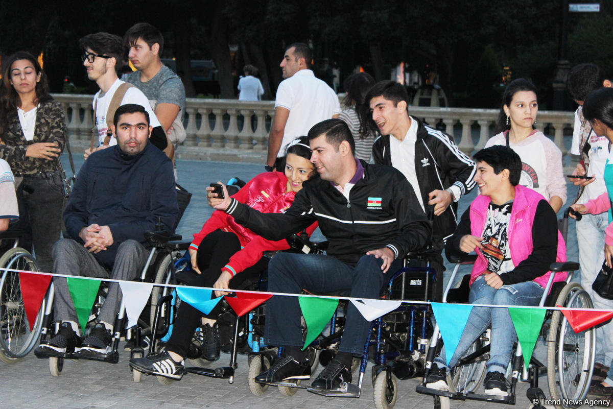 Почувствуй себя в инвалидной коляске – в Баку прошла необычная акция (ФОТО)