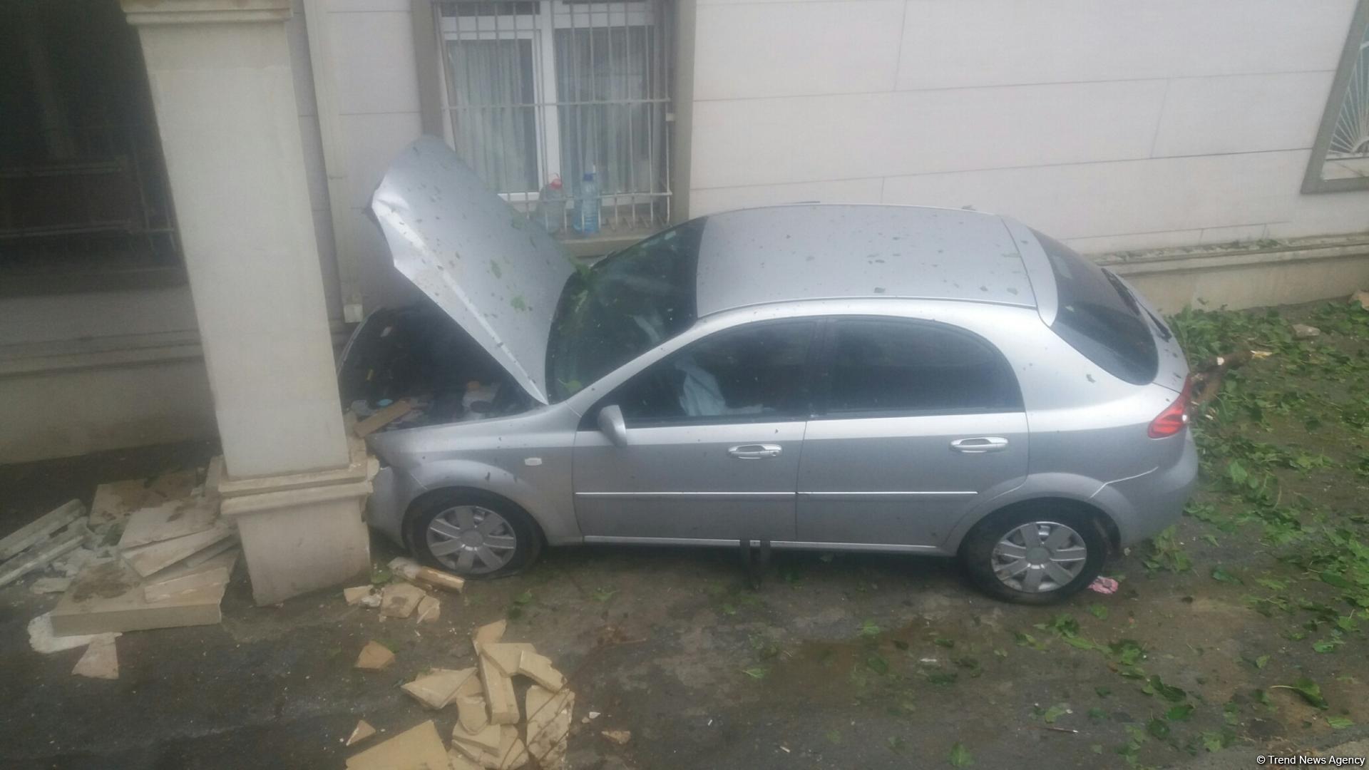 Bakıda iki avtomobil toqquşdu, biri binaya çırpıldı (FOTO)