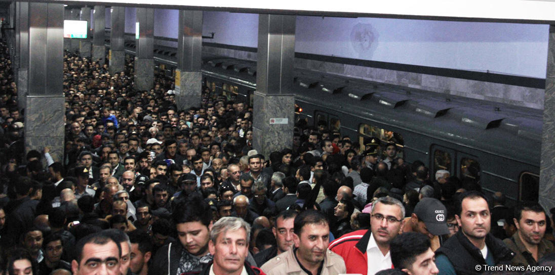 Metro rəsmisi: Qatarların gecikməsinə əsas səbəb sərnişinlərin qapıları saxlamasıdır