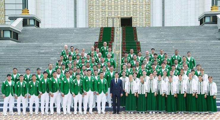 Президент Туркменистана отметил заслуги спортсменов и тренеров (ФОТО)