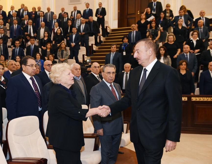 Президент Ильхам Алиев принял участие в церемонии прощания со всемирно известным азербайджанским ученым Лютфи Заде (ФОТО)