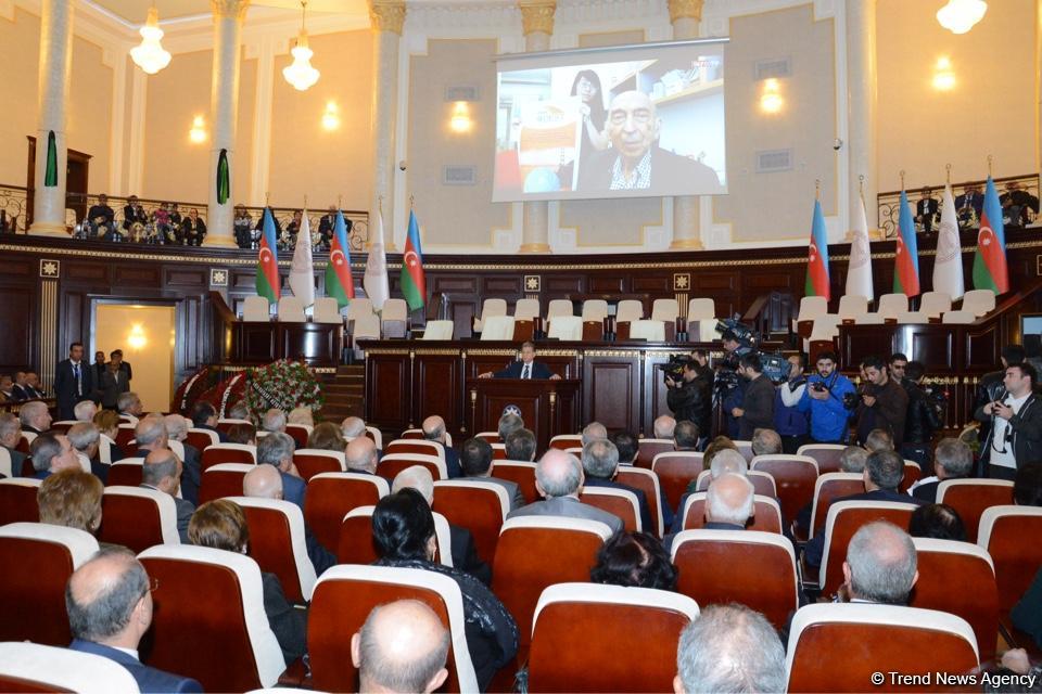 В Баку состоялась церемония прощания с Лютфи Заде (ФОТО)