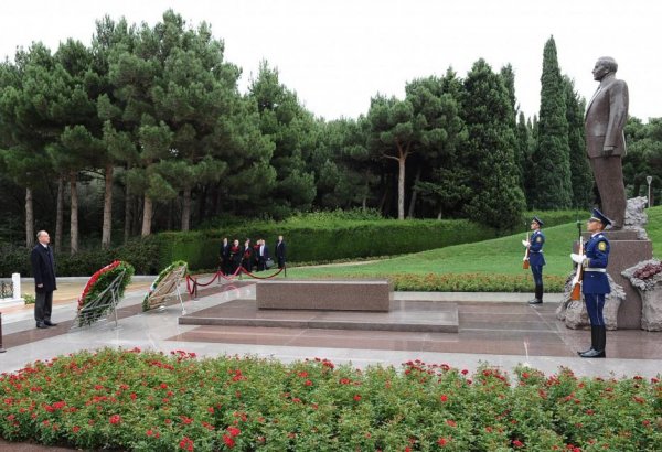 Cекретарь Совета безопасности России посетил могилу великого лидера Гейдара Алиева (ФОТО)