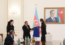 Ilham Aliyev meets Azerbaijani national women’s volleyball team (PHOTO)