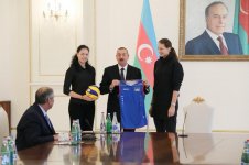 Ilham Aliyev meets Azerbaijani national women’s volleyball team (PHOTO)