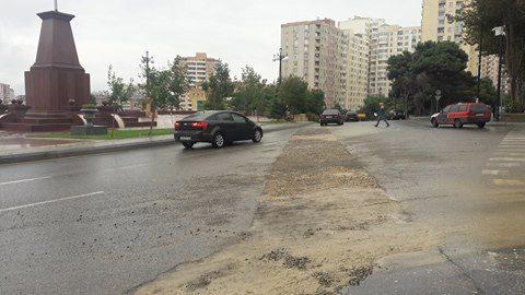 В Баку просела дорога (ФОТО)
