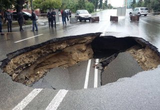 В Баку прорвало канализационный коллектор, дорога просела (ФОТО)