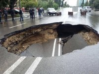В Баку прорвало канализационный коллектор, дорога просела (ФОТО)