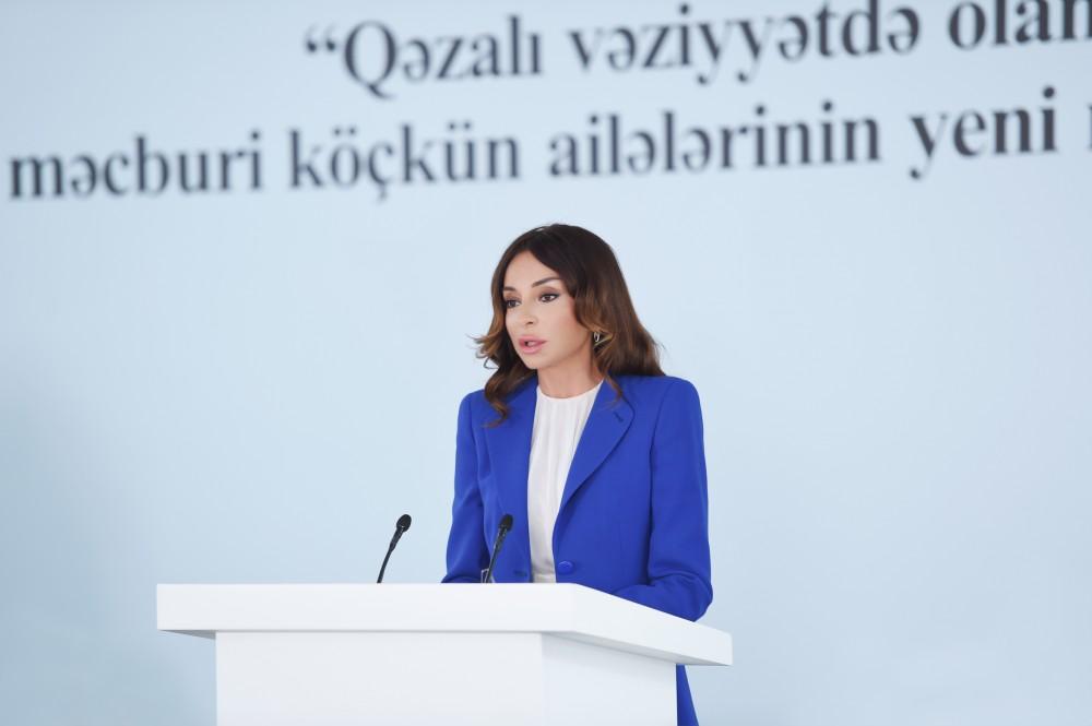 Первый вице-президент Мехрибан Алиева приняла участие в церемонии предоставления квартир в городке для вынужденных переселенцев в Масазыре (ФОТО)