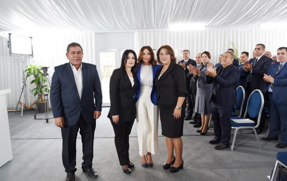 Первый вице-президент Мехрибан Алиева приняла участие в церемонии предоставления квартир в городке для вынужденных переселенцев в Масазыре (ФОТО)