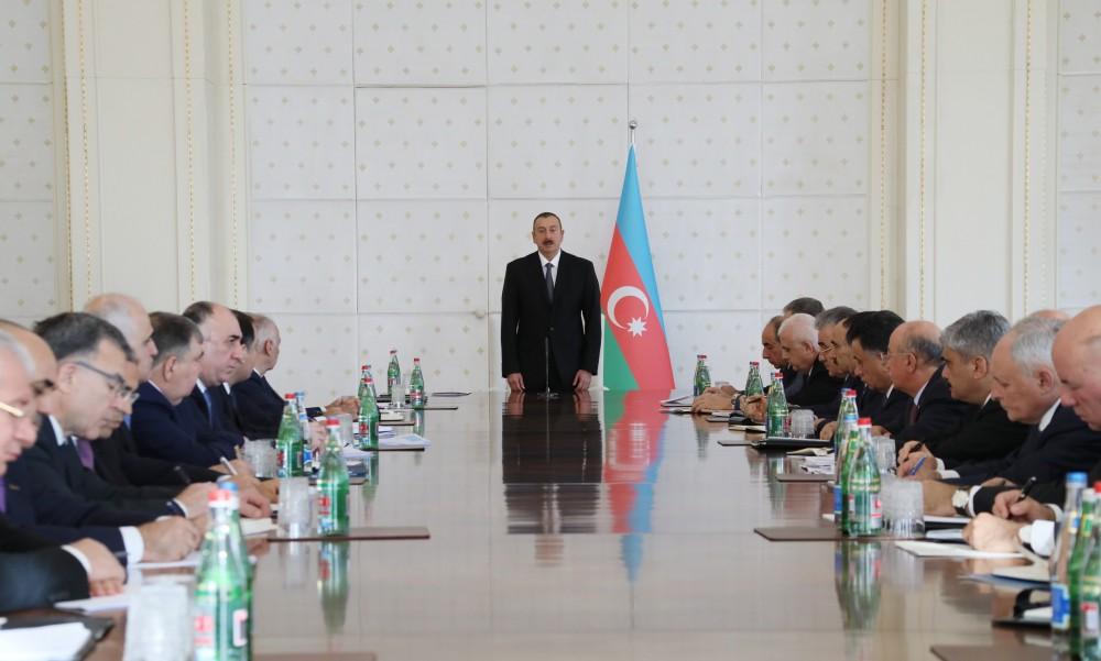 Под председательством Президента Ильхама Алиева состоялось заседание Кабинета министров по итогам социально-экономического развития за 9 месяцев 2017 года и предстоящим задачам (ФОТО) (версия 2)