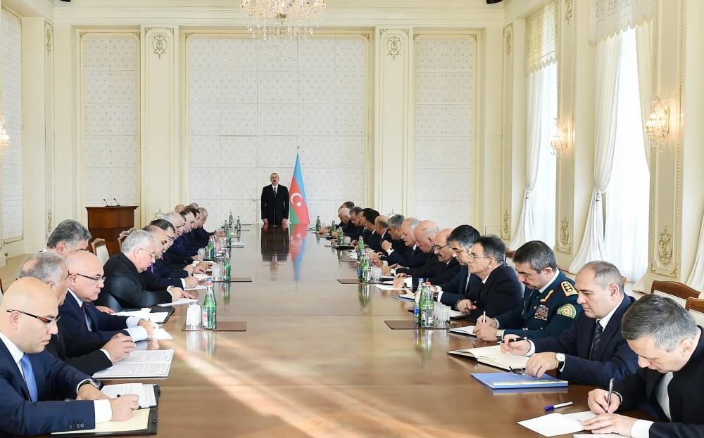 Под председательством Президента Ильхама Алиева состоялось заседание Кабинета министров по итогам социально-экономического развития за 9 месяцев 2017 года и предстоящим задачам (ФОТО) (версия 2)
