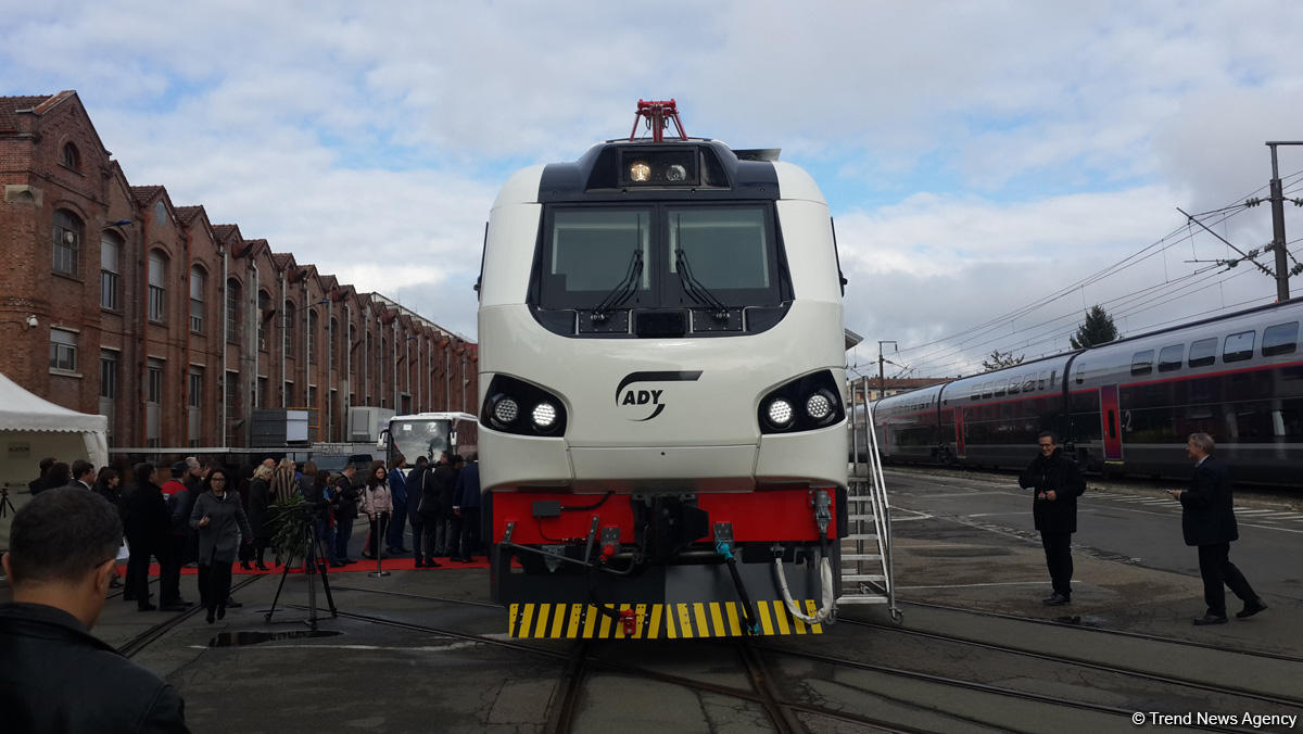Новые электровозы сократят время следования между Баку и Тбилиси (ФОТО)