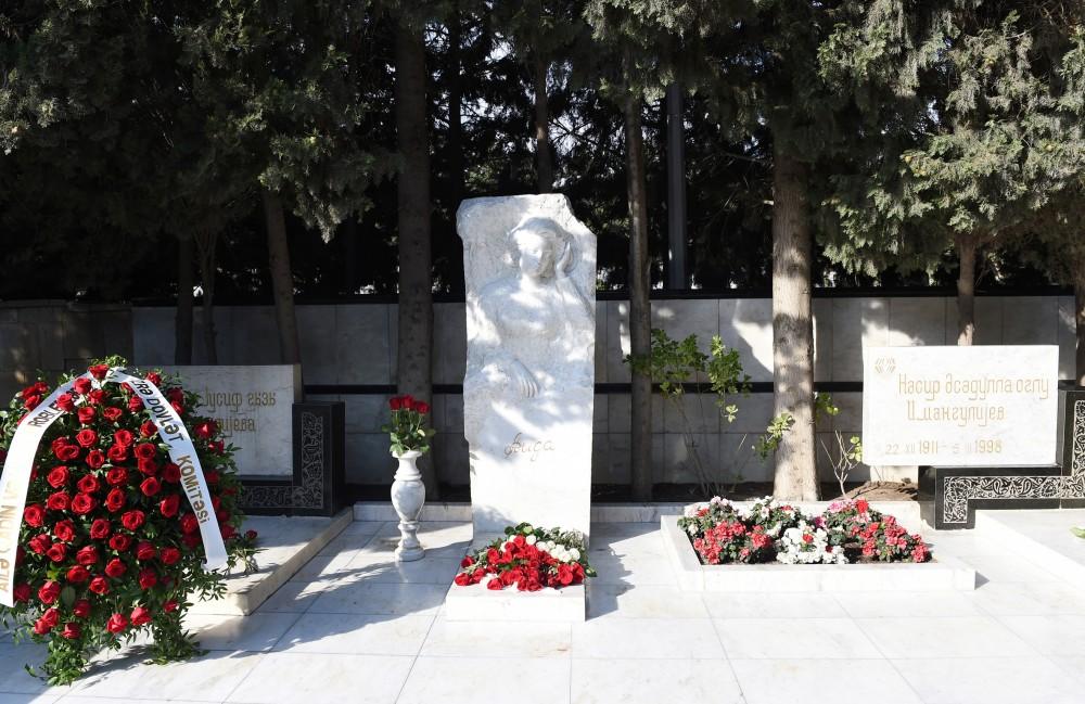 Первый вице-президент Мехрибан Алиева посетила могилу видного ученого-востоковеда Аиды Имангулиевой по случаю ее дня рождения (ФОТО)