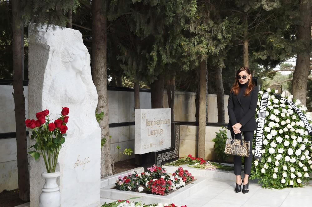 Первый вице-президент Мехрибан Алиева посетила могилу видного ученого-востоковеда Аиды Имангулиевой по случаю ее дня рождения (ФОТО) (версия 2)