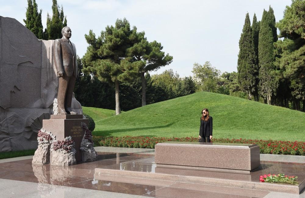 Первый вице-президент Мехрибан Алиева посетила могилу видного ученого-востоковеда Аиды Имангулиевой по случаю ее дня рождения (ФОТО) (версия 2)