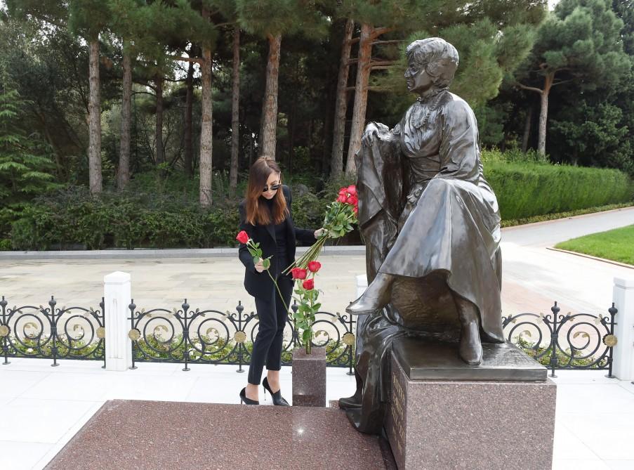 First VP Mehriban Aliyeva paid respect to prominent Orientalist Aida Imanguliyeva (PHOTO)