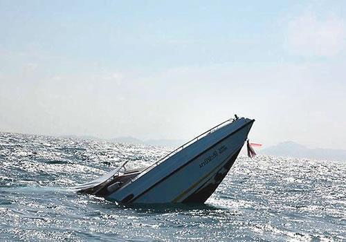 В Индонезии ищут 17 человек, пропавших без вести при опрокидывании рыбацкой лодки