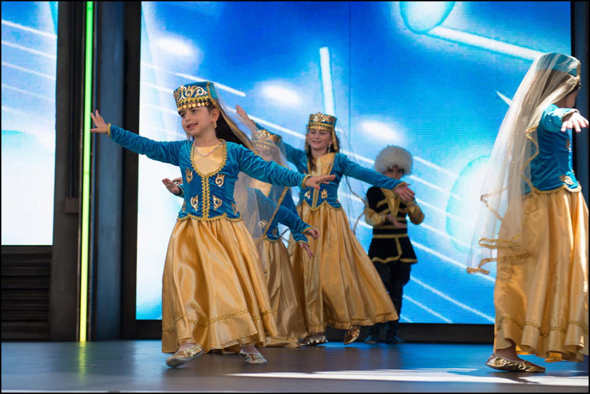 Группа "Azeri Calgary Stars" выступила в Диснейленде (ФОТО)