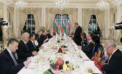 От имени Президента Азербайджана Ильхама Алиева и его супруги устроен официальный прием в честь Президента Болгарии и его супруги (ФОТО)