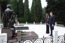 Bolqarıstan Prezidenti ümummilli lider Heydər Əliyevin məzarını ziyarət edib (FOTO)