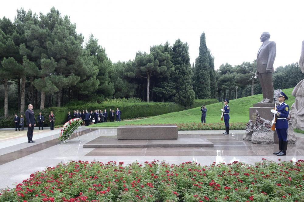 Президент Болгарии посетил могилу общенационального лидера Гейдара Алиева (ФOTO)