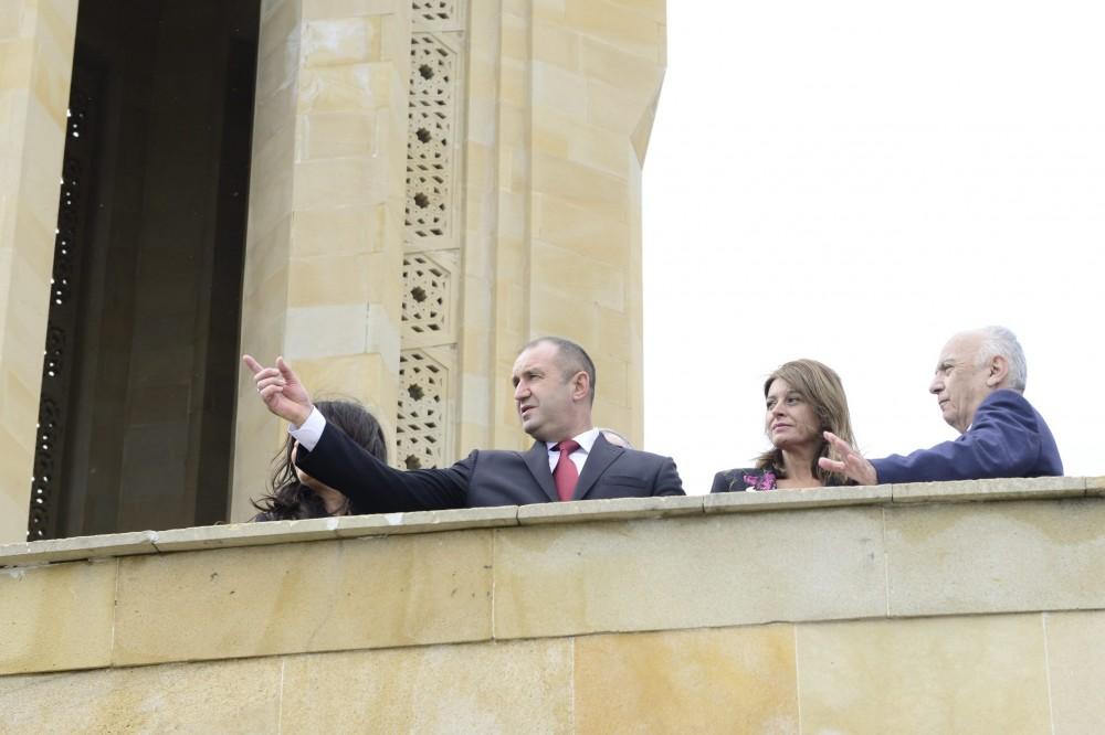 Bulgarian President pays respect to national leader Heydar Aliyev (PHOTO)